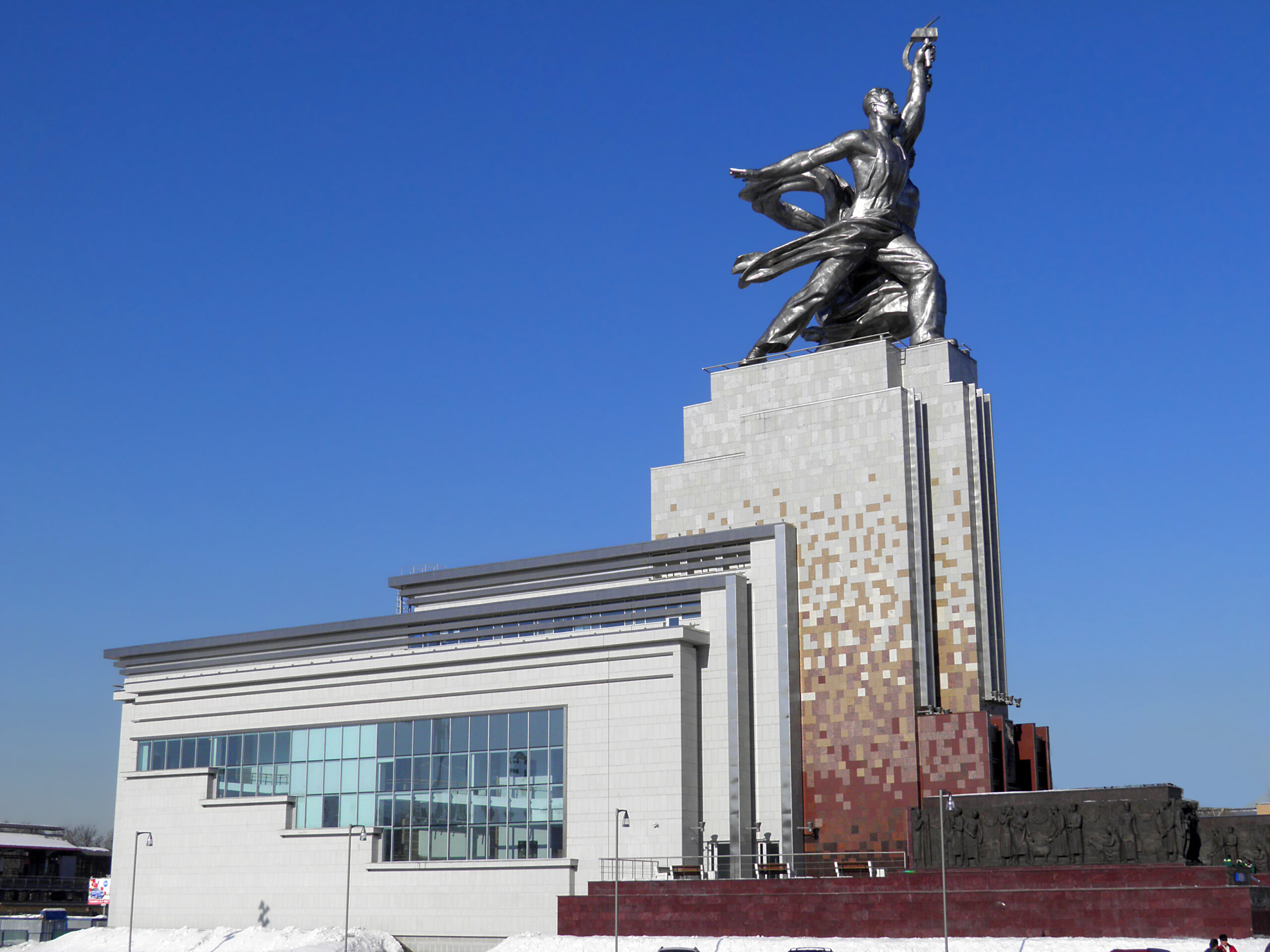 Крыша павильона «Рабочий и колхозница»